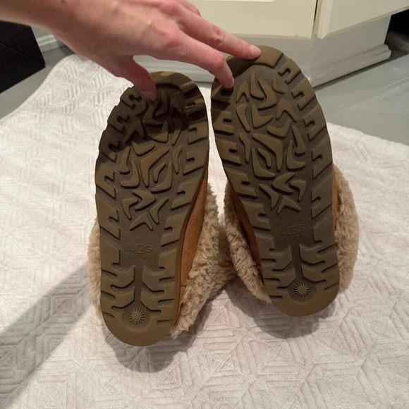 UGGS Size 7 - Picture 8 of 8